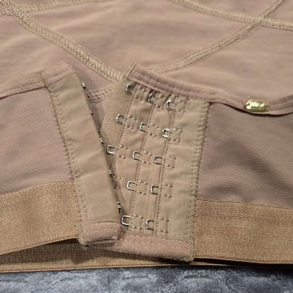 STAGMI 3/4 Sleeve Post op Compression Vest - Picture 5 of 6